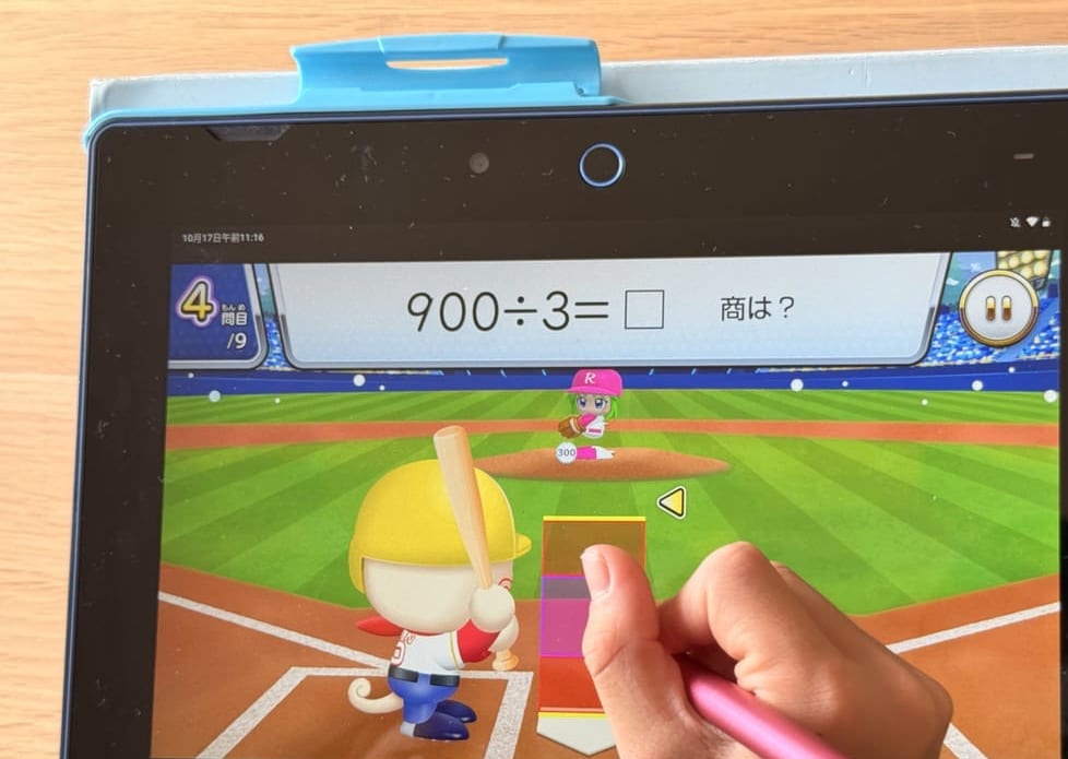 チャレンジタッチの野球ゲーム。バッターの上に「900÷3=□」の問題が出ている